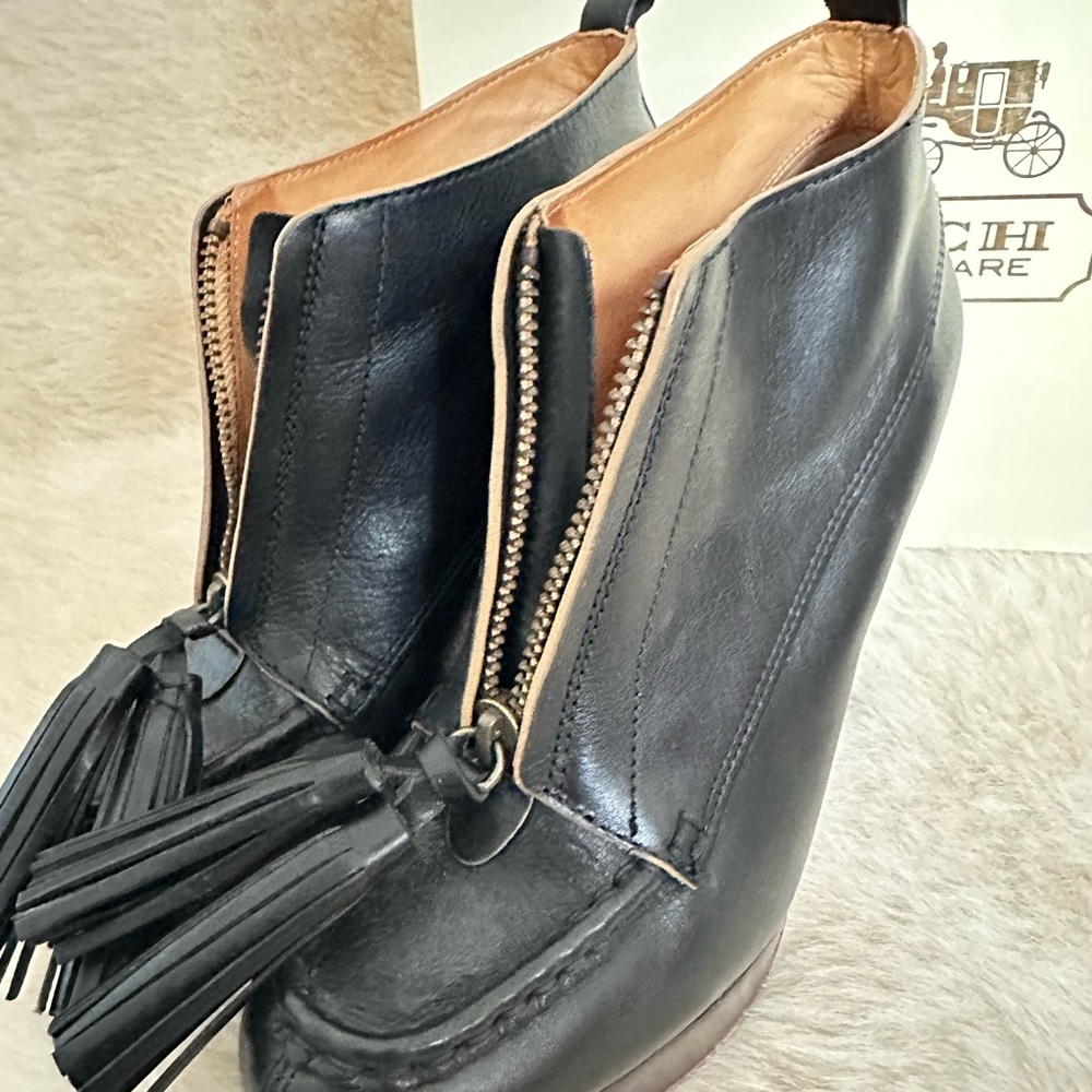 COACH Cary Tassel Booties in Black size 8B
Vintage like!!! - Picture 3 of 11